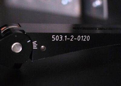 Zeigt graviertes Bauteil