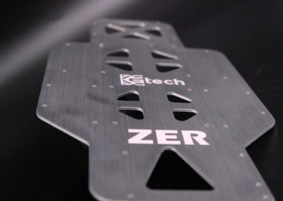 Zeigt graviertes Bauteil